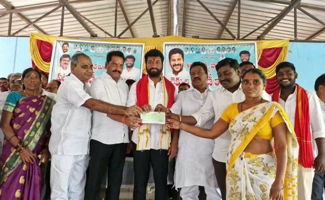 130 మంది లబ్ధిదారులకు ఇళ్ల పట్టాలు పంపిణీ చేసిన ఎమ్మెల్యే జాదవ్