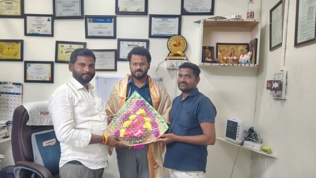 అదిలాబాద్ జల్లా రెడ్ క్రాస్ సొసైటీ చైర్మన్ ను సన్మానించిన మహేందర్ జాదవ్