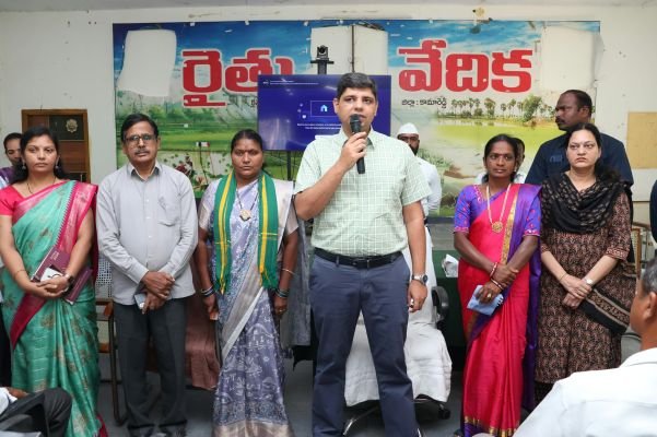 రైతులు  వాతావరణ పరిస్థితులకు అనుకూలంగా పంటలను ఎంపిక చేయాలి - జిల్లా కలెక్టర్