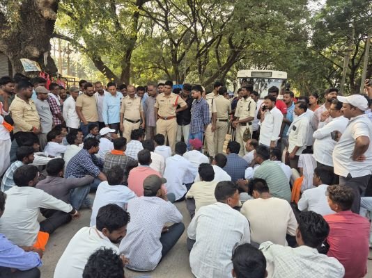 విద్యుత్ కోసం రోడ్డెక్కిన రైతులు ప్రధాన రహదారిపై రాస్తారోకొ