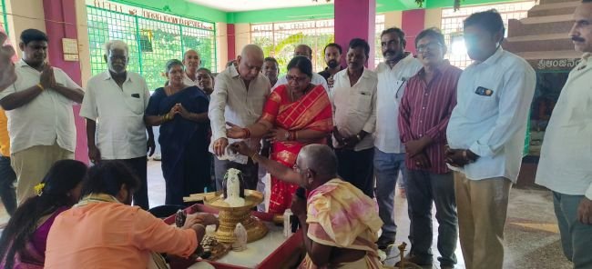 ​రెండో రోజు ప్రత్యేక పూజల్లో పాల్గొన్న ఎమ్మెల్యే కోళ్ల లలితకుమారి, రాంప్రసాద్ దంపతులు