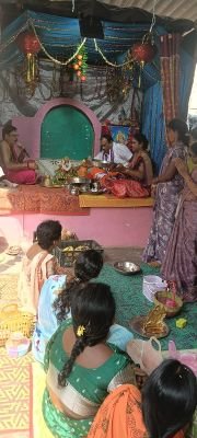 గాయత్రీ దేవి అవతారంలో అమ్మవారిక ప్రత్యేక పూజలు 