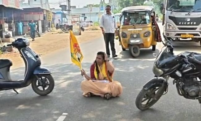 ఐదేళ్లుగా కాలువ సమస్య..  * పరిష్కారం కోసం చీకటి సుహాసిని పోరాటం!