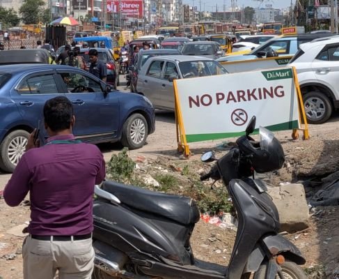 అక్రమ పార్కింగ్‌తో ట్రాఫిక్‌ తిప్పలు