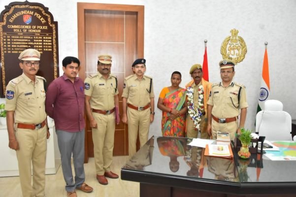సేవలను అభినందించిన సీపీ అంబర్ కిషోర్ ఝా - హోంగార్డు వెంకటికి ఘన సన్మానం