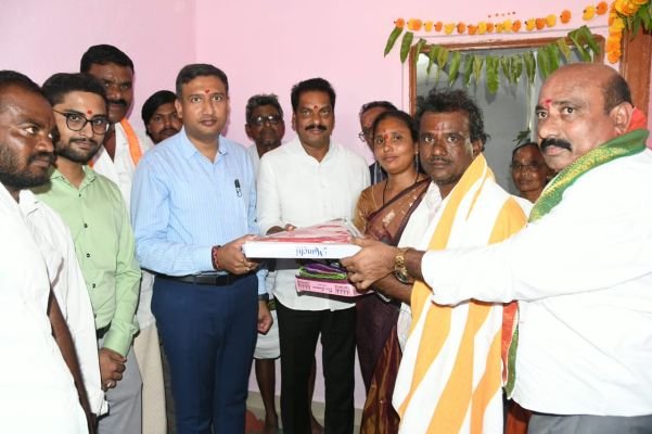 ఇందిరమ్మ గృహప్రవేశానికి హాజరై నూతన వస్త్రాలను అందజేసిన జిల్లా కలెక్టర్ రాజర్షిషా