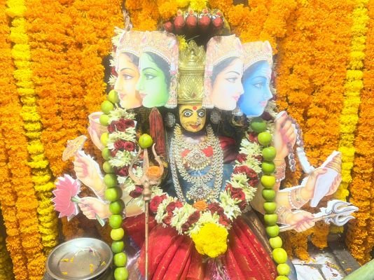 గాయత్రీ దేవి అలంకరణలో మాతమ్మ అమ్మవారు 