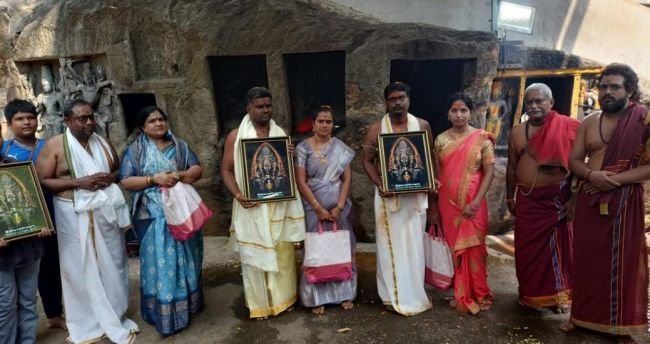 రాజరాజేశ్వరిదేవి అలంకరణలో త్రిముఖదుర్గాదేవి: