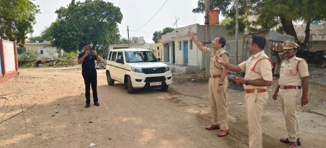 స్థానిక ఎన్నికలు ప్రశాంతంగా జరిగేలా కట్టుదిట్టమైన చర్యలు  శాంతిభద్రతలకు విఘాతం కలిగిస్తే కఠిన చర్యలు  సమస్యాత్మక ప్రాంతాలపై ప్రత్యేక నిఘా.. చెన్నంపల్లి పోలింగ్‌ కేంద్రాలను పరిశీలించిన రూరల్‌ ఏఎస్పీ అశ్విన్‌ మణిదీప్‌