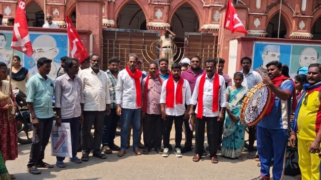 గిరిజనుల శ్మశానవాటికకు రక్షణ కల్పించాలి  కలెక్టరేట్‌ వద్ద వ్యవసాయ కార్మిక సంఘం ధర్నా