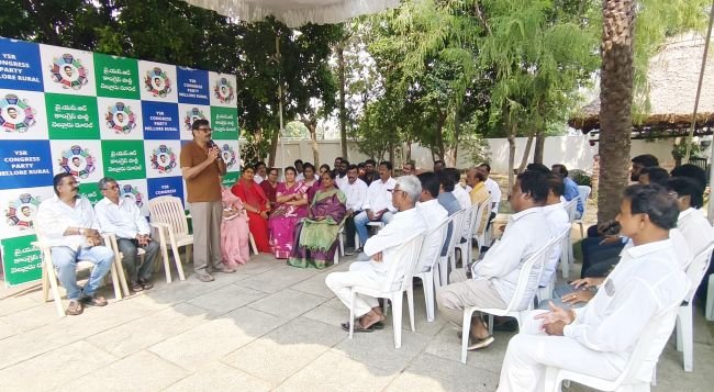 నెల్లూరు కార్పొరేషన్ ఎన్నికలకు రూరల్ వైసీపీ సమరశంఖం  నాయకులు, కార్యకర్తలకు ఆనం విజయకుమార్ రెడ్డి దిశానిర్దేశం