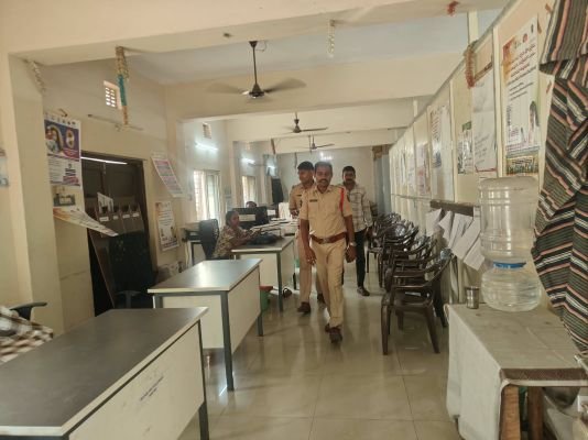 పోలింగ్ కేంద్రాల్లో ఏర్పాట్లను పరిశీలించిన సీఐ వాసు నాయుడు