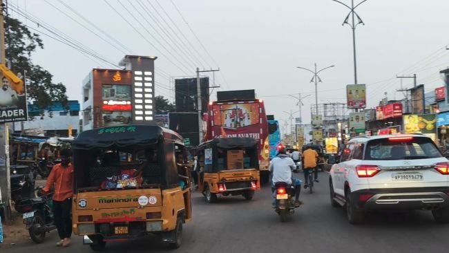 80 అడుగుల రోడ్డా నీవు ఎక్కడ..?  అడ్డదిడ్డంగా వాహనాల పార్కింగ్‌తో ట్రాఫిక్ ఇక్కట్లు