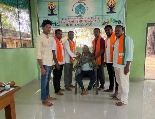యోగ గురువును సన్మానించిన బీజేవైఎం జిల్లా అధ్యక్షులు శాసనాల శ్రీరామ్