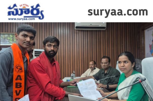 విద్యార్థుల ప్రమాదంపై సమగ్ర విచారణ జరపాలికలెక్టరేట్ వద్ద ఏబీవీపీ నిరసన