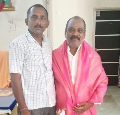 ఈవోని కలిసిన దేవస్థాన కమిటీ సభ్యుడు