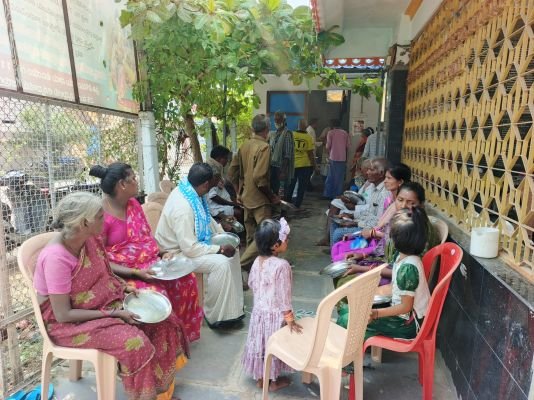 25 మంది వృద్ధులకు అన్నదానం