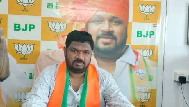 కాంగ్రెస్ మాటల చేతలకు పొంతన లేదు :0పెరమోని నరేష్ యాదవ్ 