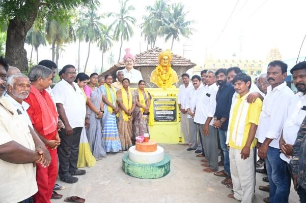 దేవీ నవరాత్రుల సందర్భంగా పలు చోట్ల అమ్మవారిని దర్శించుకున్న మాజీ ఎమ్మెల్యే దంపతులు
