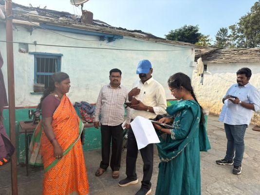 ధారూర్ మండలంలో పింఛన్లపై క్షేత్రస్థాయి పరిశీలన.. జెడ్పీ సీఈఓ సుధీర్ పర్యటన