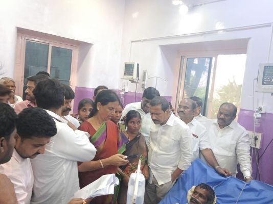 రైతుల భూములు లాక్కుంటూ కన్నీళ్లు మిగులుస్తారా..? బాధిత రైతుకు మాజీ మంత్రి సబితా ఇంద్రారెడ్డి పరామర్శ