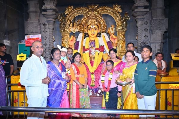 నూకాంబిక అమ్మవారి శరన్నవరాత్రి మహోత్సవాలలో పాల్గొన్న ఐఏఎస్ అధికారి  ప్రత్యేక పూజలు నిర్వహించిన    డైరెక్టర్ ఆఫ్ సెకండరీ హెల్త్ కే చక్రధర రావు 
