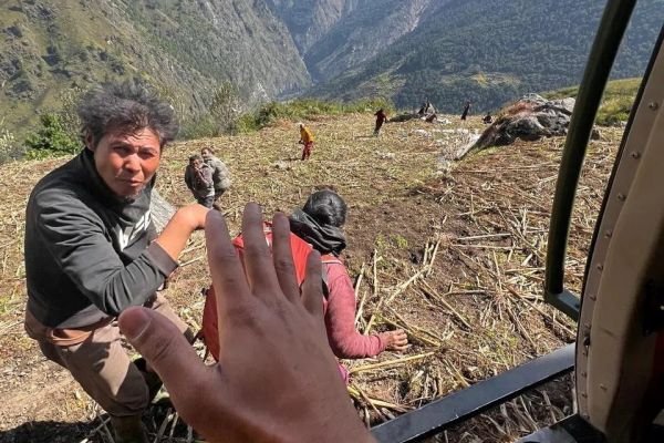 నేపాల్‌లో చిక్కుకుపోయిన 100 మందికి పైగా విదేశీ ట్రెక్కర్లు