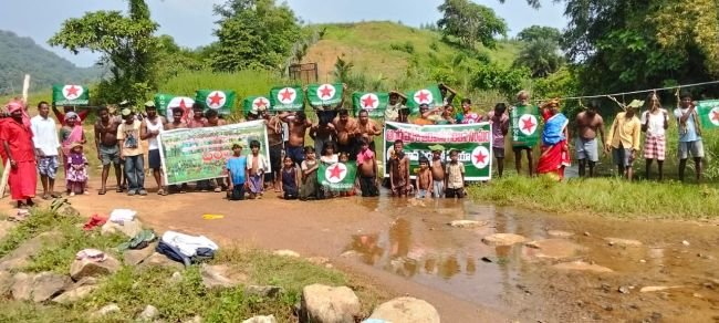 మాగ్రామాలకు రోడ్లు వేయండి! ఉరితాళ్ళుతో నిర్సన,
