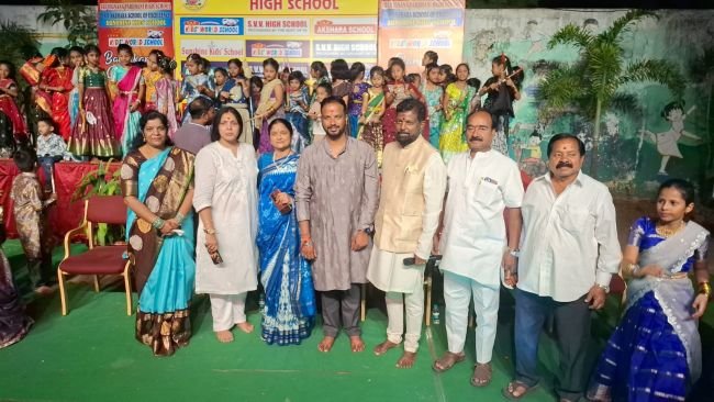 S V V స్కూల్స్‌లో ఘనంగా బతుకమ్మ సంబరాలు