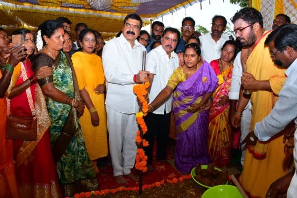 వడ్డే ఓబన్న కళ్యాణ మండపానికి భూమి పూజ. 55 లక్షలు ఎంపీ నిధులతో నిర్మాణం.