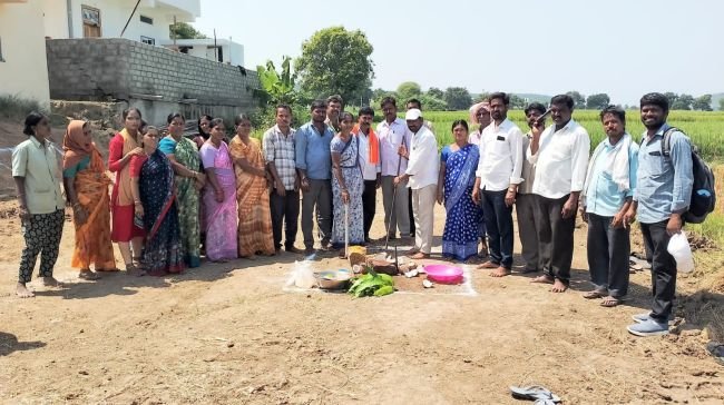 వీఓ మహిళా భవన నిర్మాణానికి భూమి పూజ-సర్పంచ్ బానోతు బాలు నాయక్
