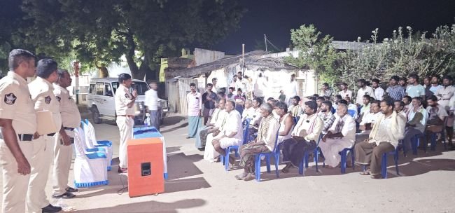స్థానిక పోరుకు పోలీసుల ముందస్తు భద్రతా చర్యలు  హైపర్‌ సెన్సిటివ్‌ గ్రామాల్లో ‘పల్లెనిద్ర’.. గ్రామీణులకు భరోసా