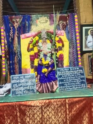 రాజరాజేశ్వరి దేవి.. అలంకారంలో వాసవి మాత దర్శనం  శరన్నవరాత్రుల్లో రెండవ రోజు వాసవి మాతకు ప్రత్యేక పూజలు
