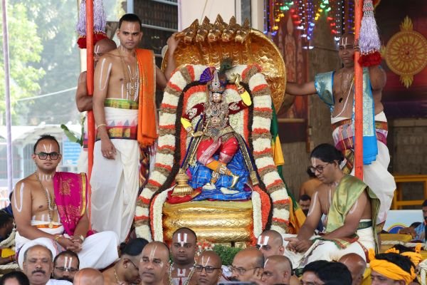 చిన్న శేష వాహనంపై ద్వారకా కృష్ణుడిగా మలయప్ప స్వామి: నవరాత్రి బ్రహ్మోత్సవాల్లో భక్తులకు నేత్రపర్వం!