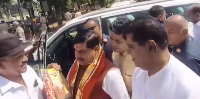 ఇండోర్ చేరుకున్న సీఎం మోహన్ యాదవ్: విమానాశ్రయంలో ఘన స్వాగతం పలికిన బీజేపీ నేతలు!