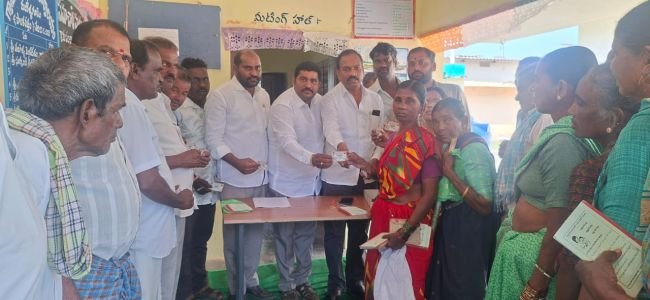 మందోళ్లగూడెంలో స్మార్ట్‌ కార్డుల పంపిణీ