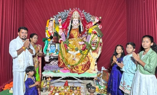 గాయత్రి దేవికి ప్రత్యేక పూజలు చేసిన వార్డు సభ్యురాలు ప్రతిభ