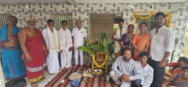 భక్తిశ్రద్ధలతో  కొండా రత్తయ్య-నాగమణి గృహప్రవేశం