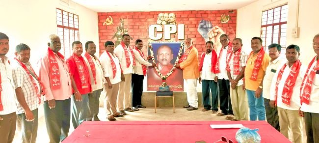 పేదల హక్కుల కోసం జీవితాంతం పోరాడిన యోధుడు గుండా మల్లేష్  కామ్రేడ్ గుండా మల్లేష్‌కు సీపీఐ నాయకుల ఘన నివాళులు