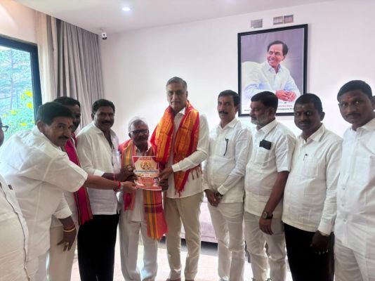 దసరా వేడుకలకు మాజీ మంత్రి హరీష్ రావు కు ఆహ్వానం