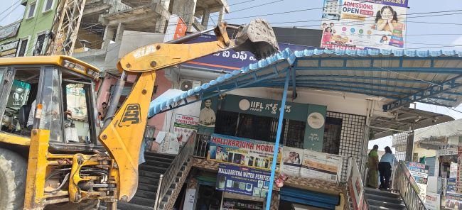 మొయినాబాద్ చౌరస్తాలో ఫ్లెక్సీలు, బోర్డుల తొలగింపు