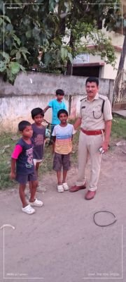 పిల్లలతో డీ ఎస్ పి నర్సింహమూర్తి  ఆత్మీయ పలకరింపు 