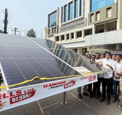 సౌర విద్యుత్‌లో జిల్లా అగ్రస్థానంలో తణుకు  2,110 కుటుంబాలకు లబ్ధి.. 6.7 మెగావాట్ల సౌర విద్యుత్ సామర్థ్యం  రూ.17 కోట్ల మేర ఆర్థిక ప్రయోజనం  పర్యావరణ పరిరక్షణకు సౌరశక్తే ప్రత్యామ్నాయం: ఎమ్మెల్యే ఆరిమిల్లి రాధాకృష్ణ