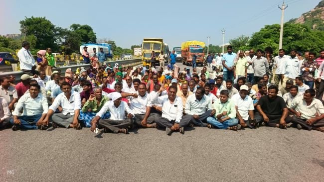సర్వీసు రోడ్డు నిర్మాణం చేపట్టాలని కోరుతూ గ్రామస్తులు జాతీయ రహదారి 563పై ధర్నా 