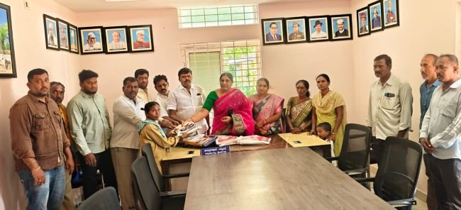 గ్రామ పంచాయతీ సిబ్బందికి నూతన వస్త్రాల పంపిణీ 