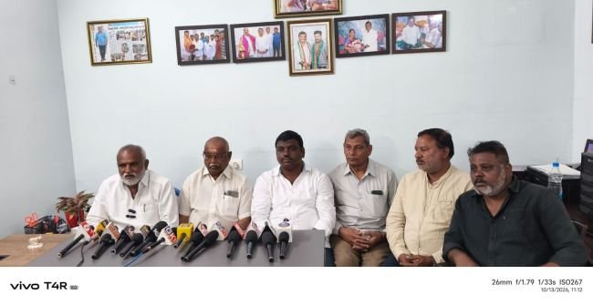 ఓకే బందు వర్గానికి పదవులా.. మున్నూరు కాపు సంఘం మూడు ముక్కలు కావడానికి కారణం మీరు కాదా... విలేకరుల సమావేశంలో మున్నూరు కాపు సంఘం రాష్ట్ర నాయకులు శెట్టి రంగారావు, నగర అధ్యక్షులు రాపర్తి శరత్