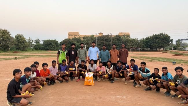 రాష్ట్రస్థాయి ఖోఖో క్రీడాకారులకు ప్రోత్సాహం-బియ్యం బస్తా, పండ్ల పంపిణీ-యువజన కాంగ్రెస్ నాయకుడు కడారి విక్రమ్