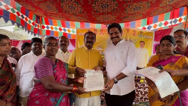 మూడు గ్రామాల్లో పట్టాలు పంపిణీ చేసిన ఎమ్మెల్యే ఆరిమిల్లి రాధాకృష్ణ