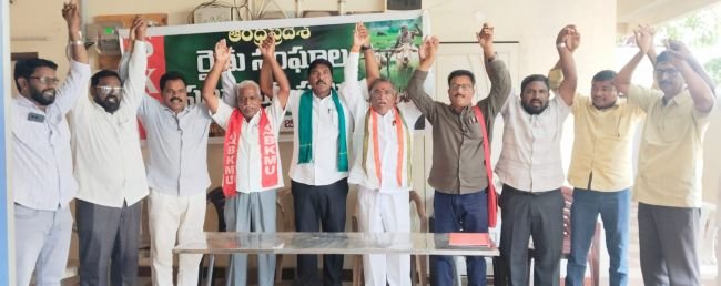 రైతాంగ వ్యతిరేక విధానాలపై పోరాటం..*  *కేంద్ర మోడీ ప్రభుత్వం రైతాంగానికి ఇచ్చిన హామీల అమలు చేయాలి..*  *మద్దతు ధరల గ్యారెంటీ చట్టం తీసుకురావాలి.