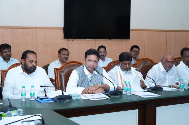 సింగరేణి కార్మికులకు   లాభాల్లో 34 శాతం వాటా..   కాంట్రాక్ట్ కార్మికులకు రూ.5,500 బోనస్  15 రోజుల్లో పెండింగ్ వారసత్వ ఉద్యోగాల సమస్య పరిష్కారానికి చర్యలు.. 